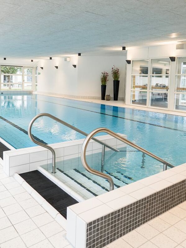 Indoor pool, sun loungers