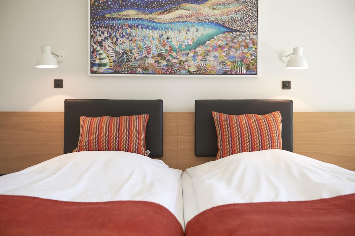 hypo-allergenic bedding, in-room safe, desk, rollaway beds