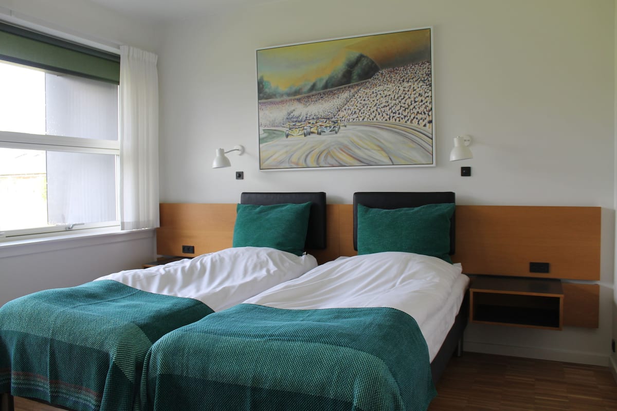 hypo-allergenic bedding, in-room safe, desk, rollaway beds