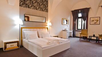 Hypo-allergenic bedding, minibar, desk, laptop workspace
