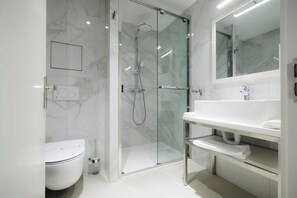 Chambre Supérieure avec lits jumeaux | Salle de bain