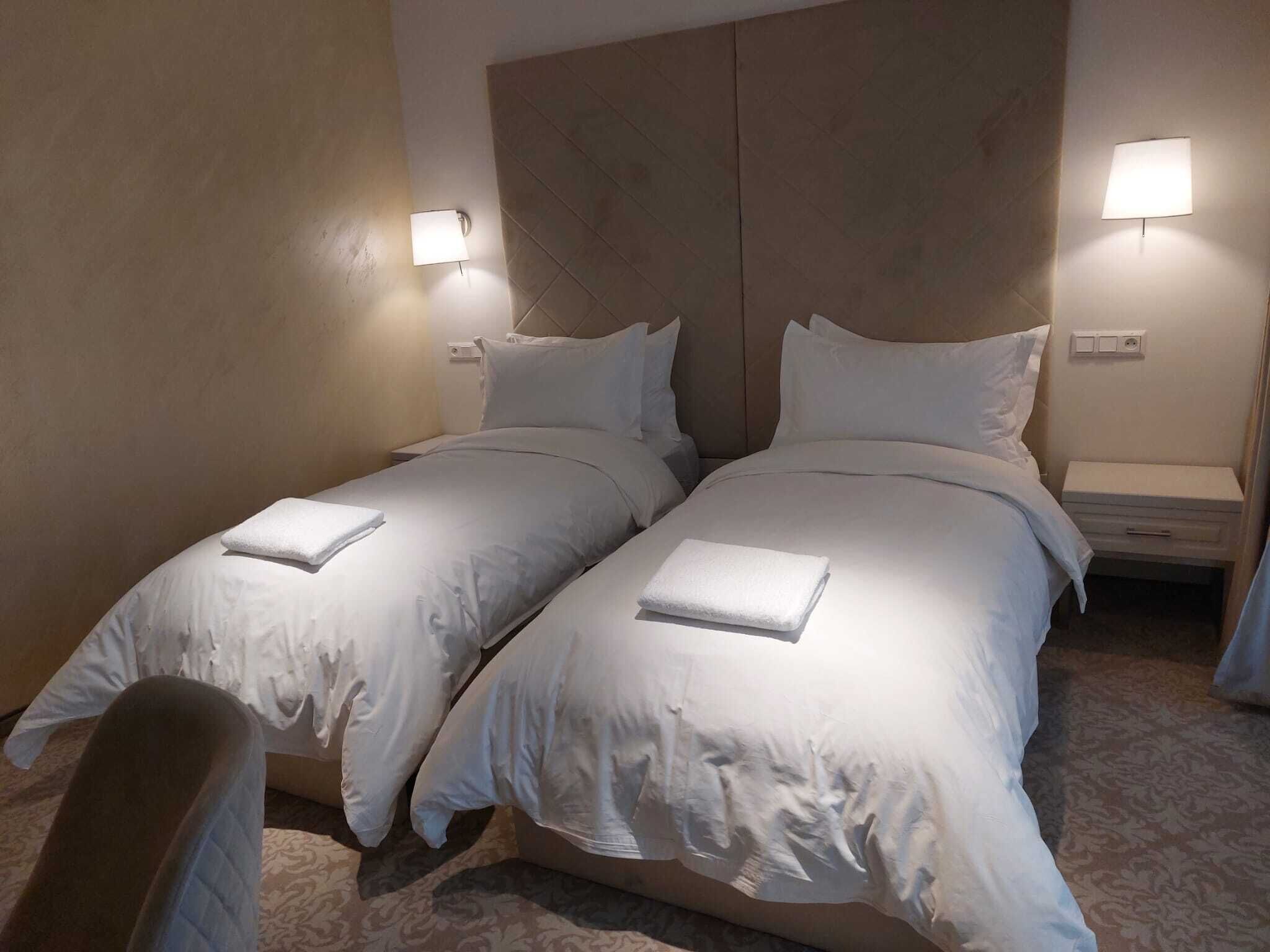 Phòng 2 giường đơn Superior | Minibar, bàn, bàn ủi/dụng cụ ủi quần áo 