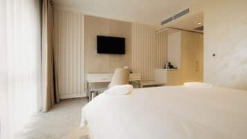1 habitación, minibar, escritorio y tabla de planchar con plancha