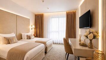 Ropa de cama hipoalergénica, minibar y escritorio