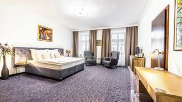 Junior Suite | 1 bedroom, minibar, desk, iron/ironing board