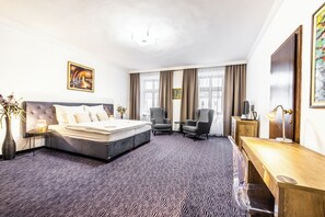 1 habitación, minibar, escritorio y tabla de planchar con plancha