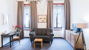 Junior Suite | Living area | Flat-screen TV