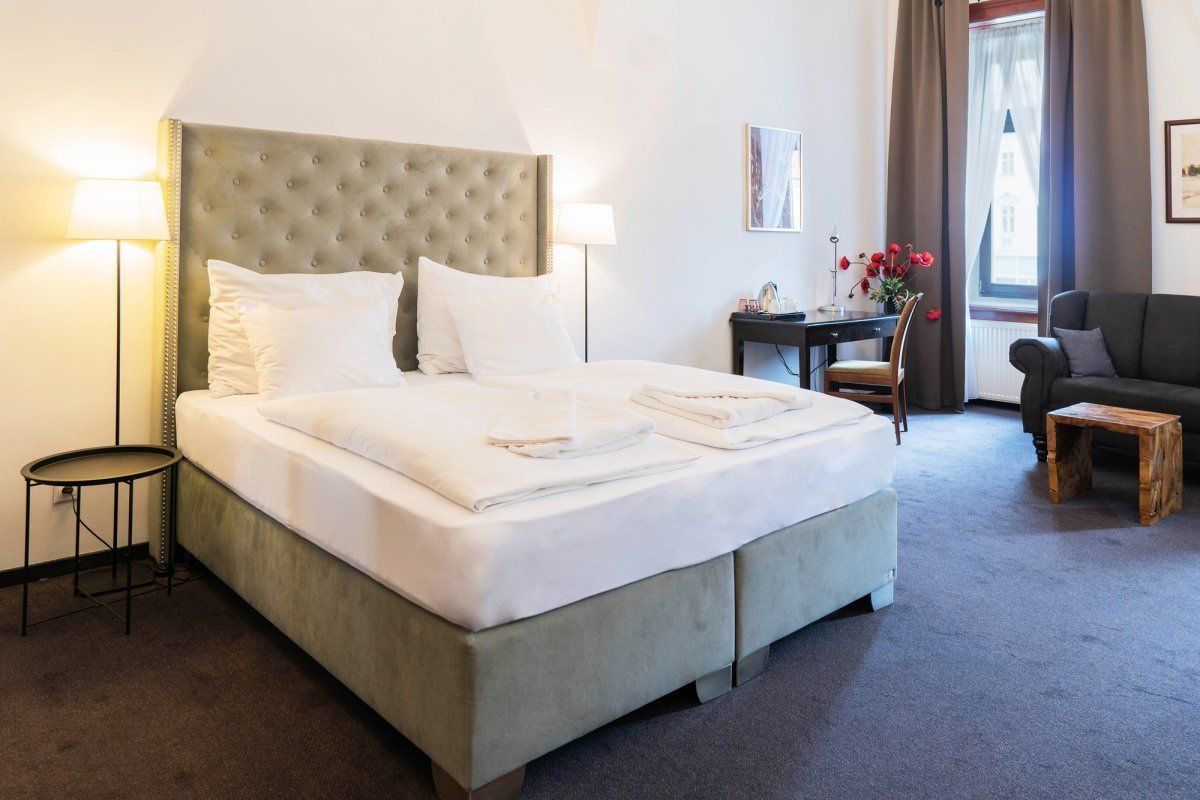 junior suite | living area | flat-screen tv