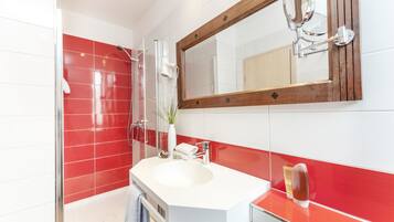 Shower, free toiletries, hair dryer, towels