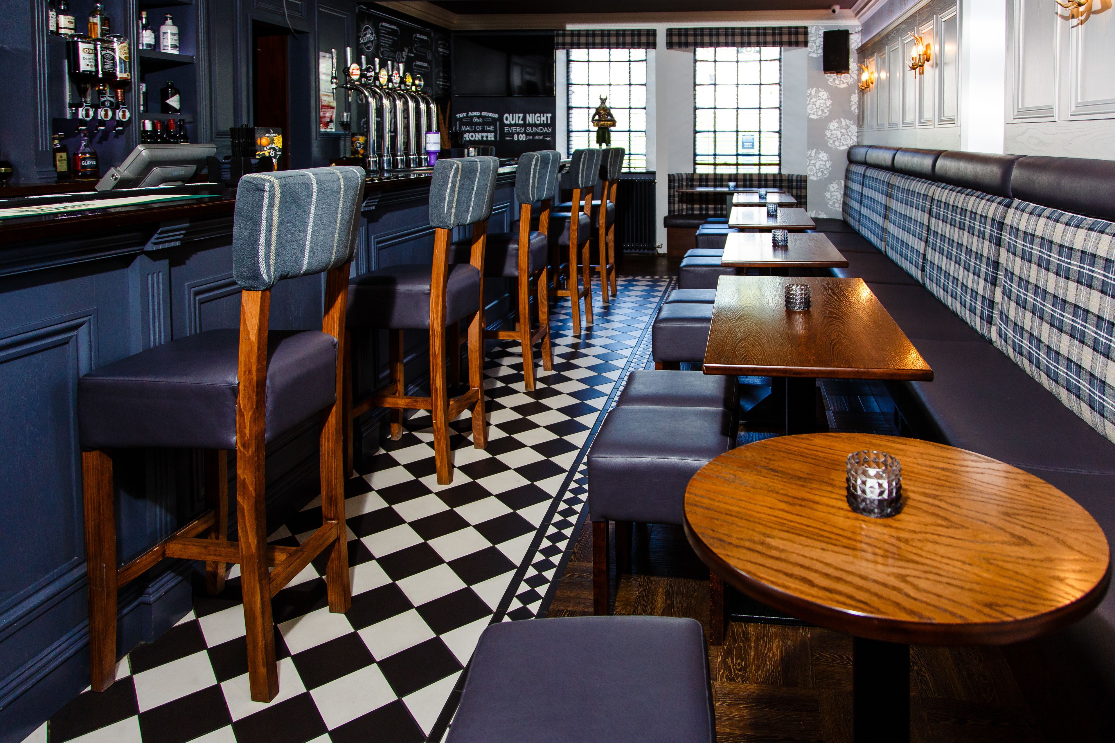 2 bars/lounges