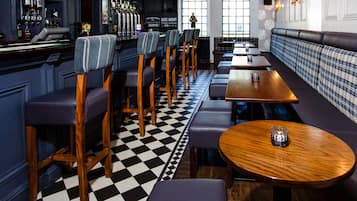 2 bars/lounges
