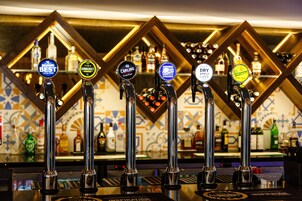 供应早餐和晚餐，英国菜