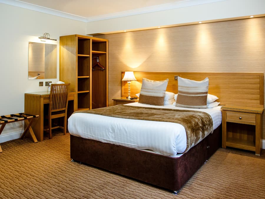 Executive Double Room | Desk, iron/ironing board, travel crib, free WiFi