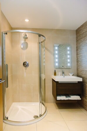 Familienzimmer | Badezimmer | Kostenlose Toilettenartikel, Haartrockner, Handtücher