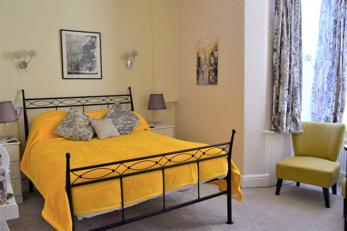 Comfort Double Room, Ensuite | Blackout drapes, iron/ironing board (on request), WiFi (free)