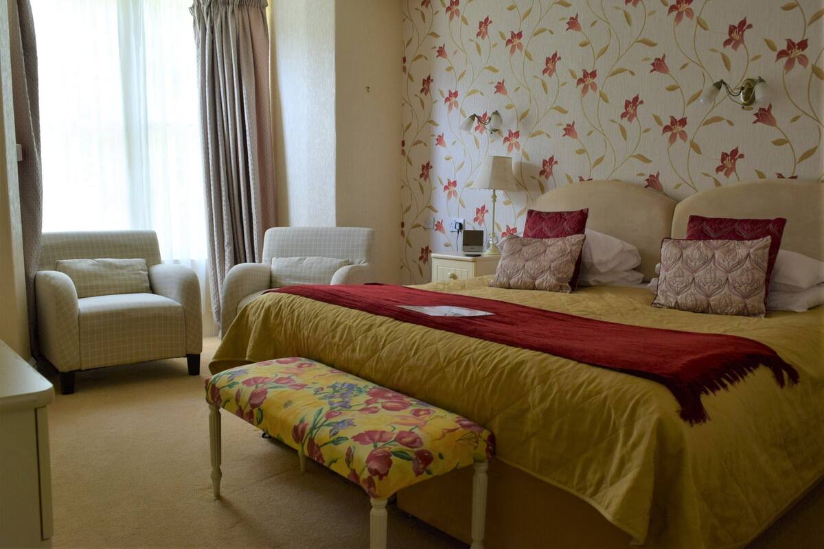 Deluxe Double or Twin Room, Ensuite, Mountain View | Blackout drapes, iron/ironing board (on request), WiFi (free)