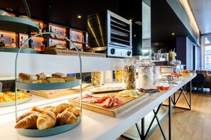 Tägliches Frühstücksbuffet gegen Gebühr