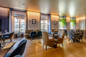 Petit déjeuner, déjeuner et dîner servis sur place