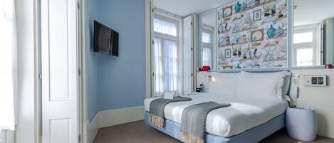 Habitación clásica con 1 cama doble o 2 individuales, vistas a la ciudad | Ropa de cama de alta calidad, edredones de plumas, minibar y caja fuerte