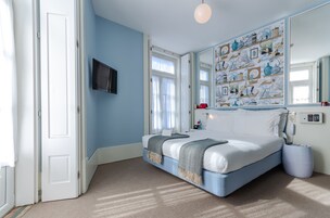 Habitación clásica con 1 cama doble o 2 individuales, vistas a la ciudad | Ropa de cama de alta calidad, edredones de plumas, minibar y caja fuerte