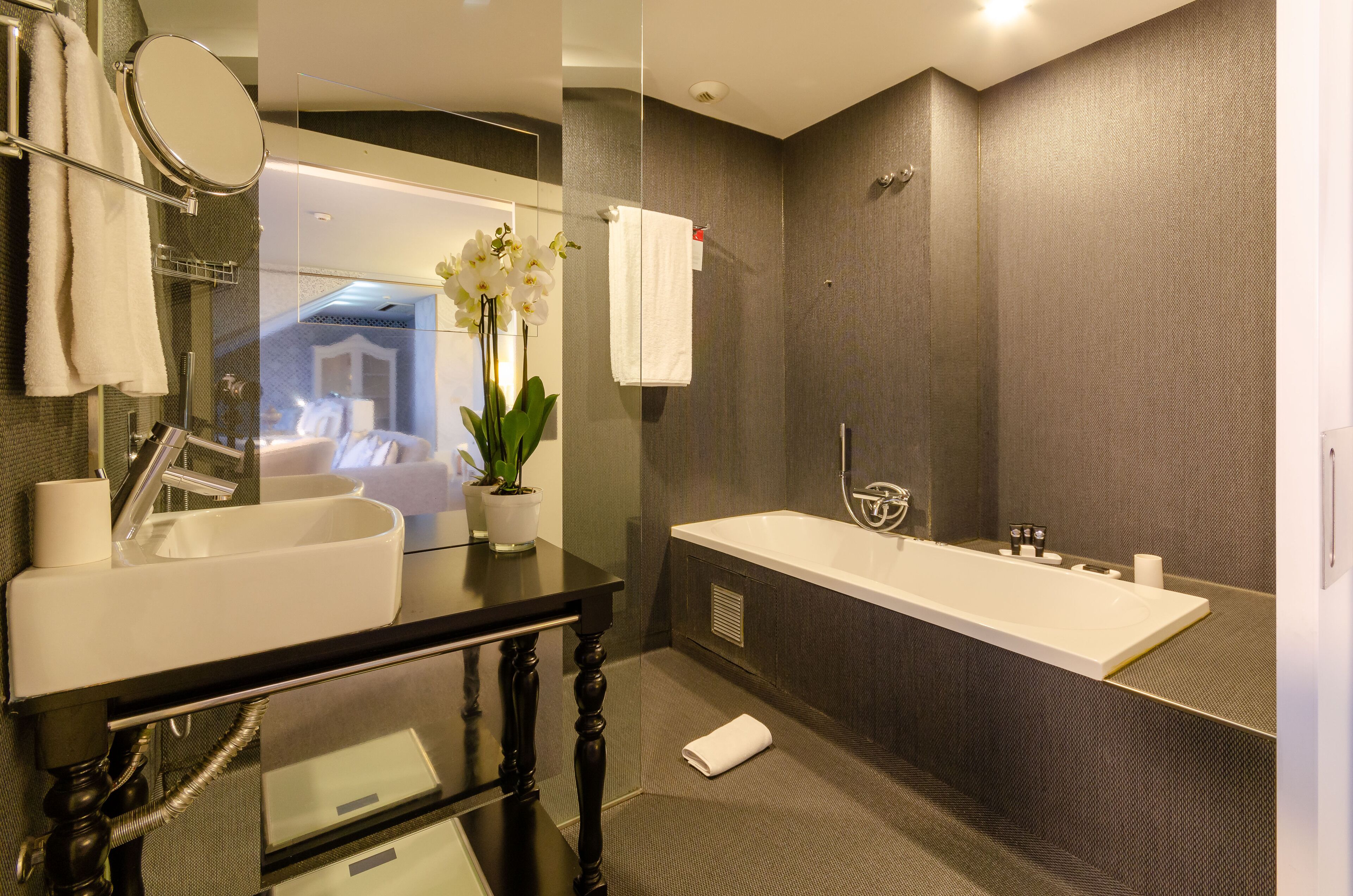 suite, river view | bathroom | shower, free toiletries, hair dryer, towels