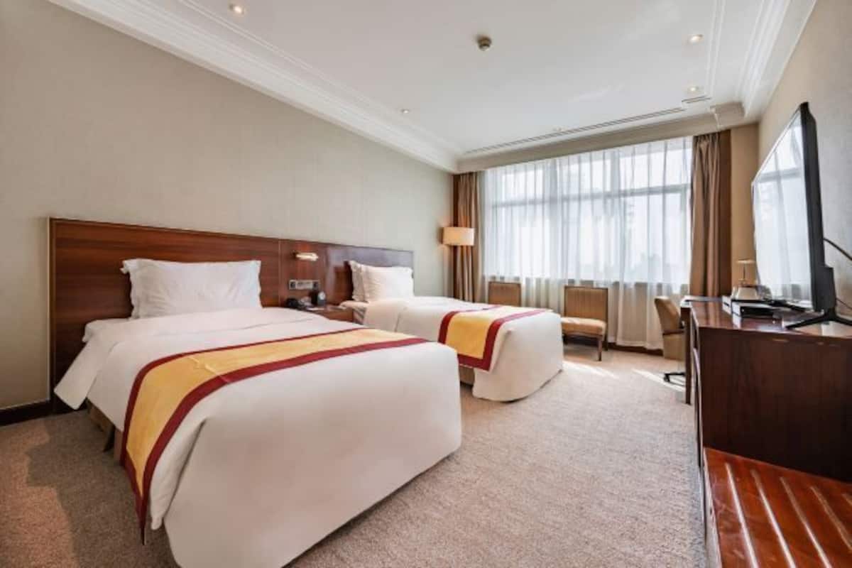 Minibar, in-room safe, alarm clocks