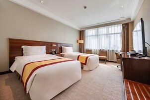 Minibar, in-room safe, alarm clocks