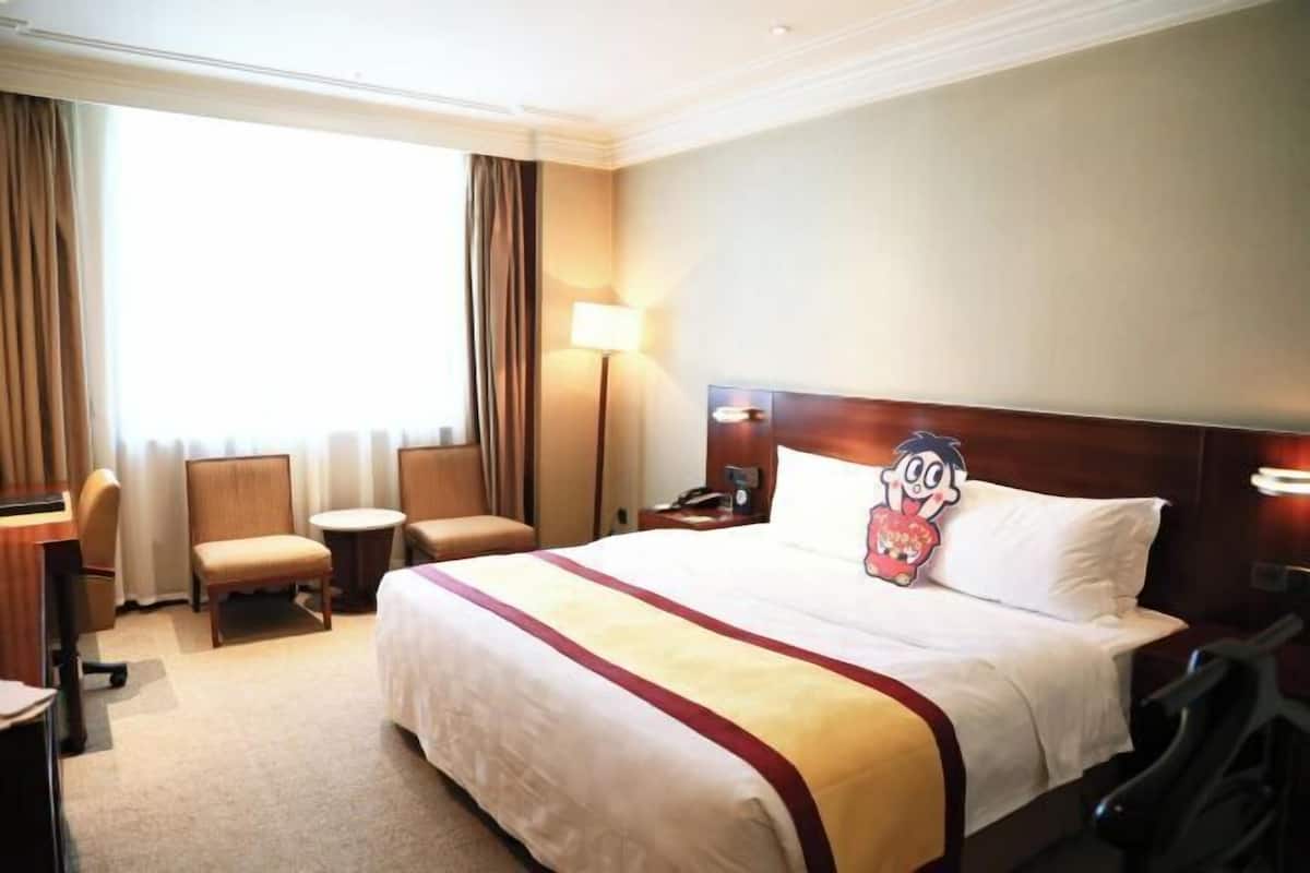 Minibar, in-room safe, alarm clocks