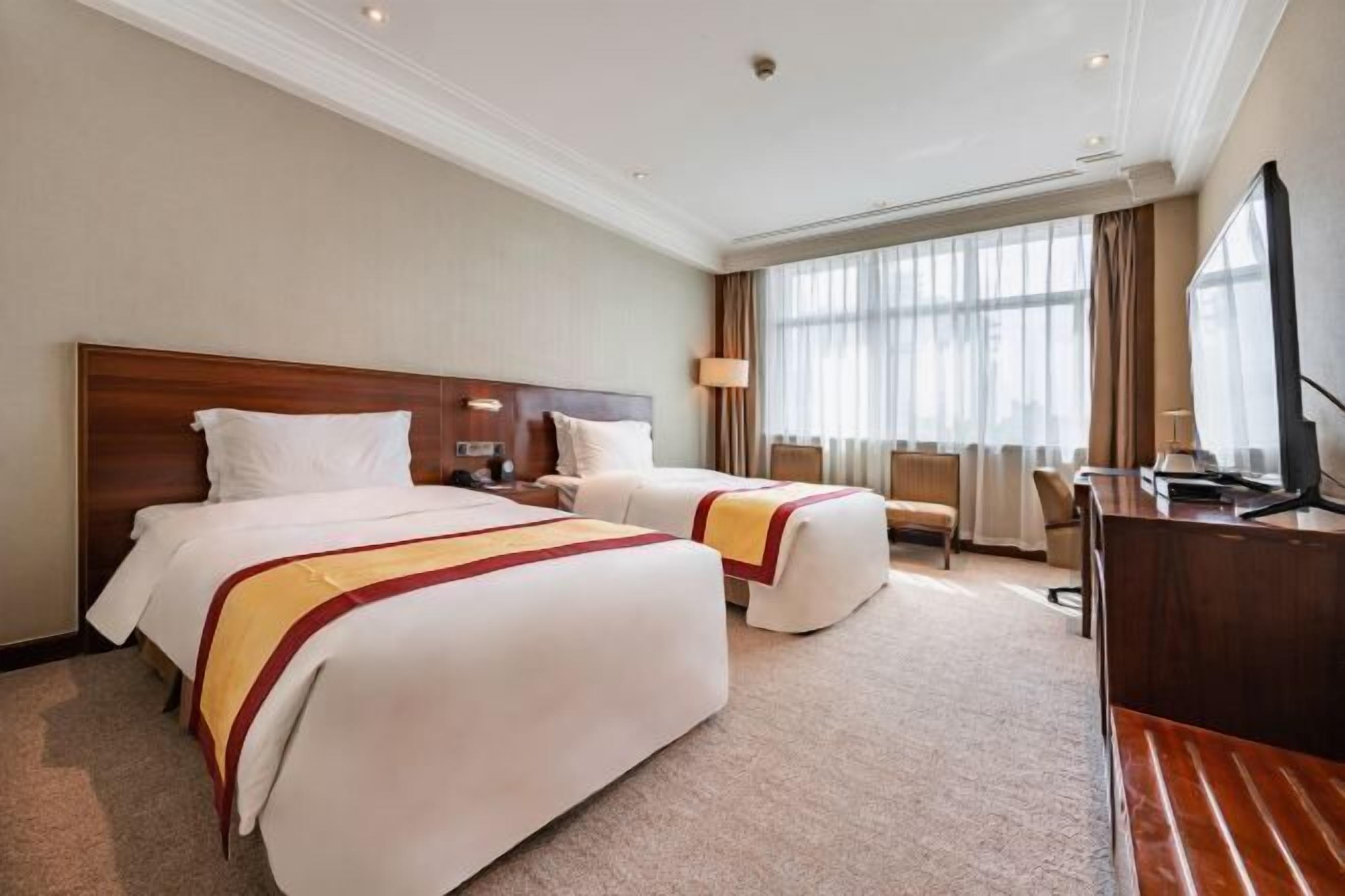 Minibar, in-room safe, alarm clocks