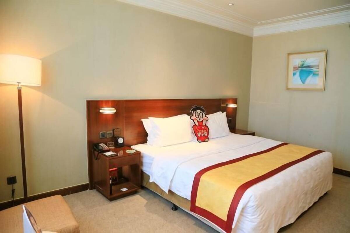Minibar, in-room safe, alarm clocks
