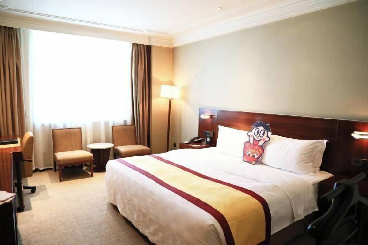 Minibar, in-room safe, alarm clocks