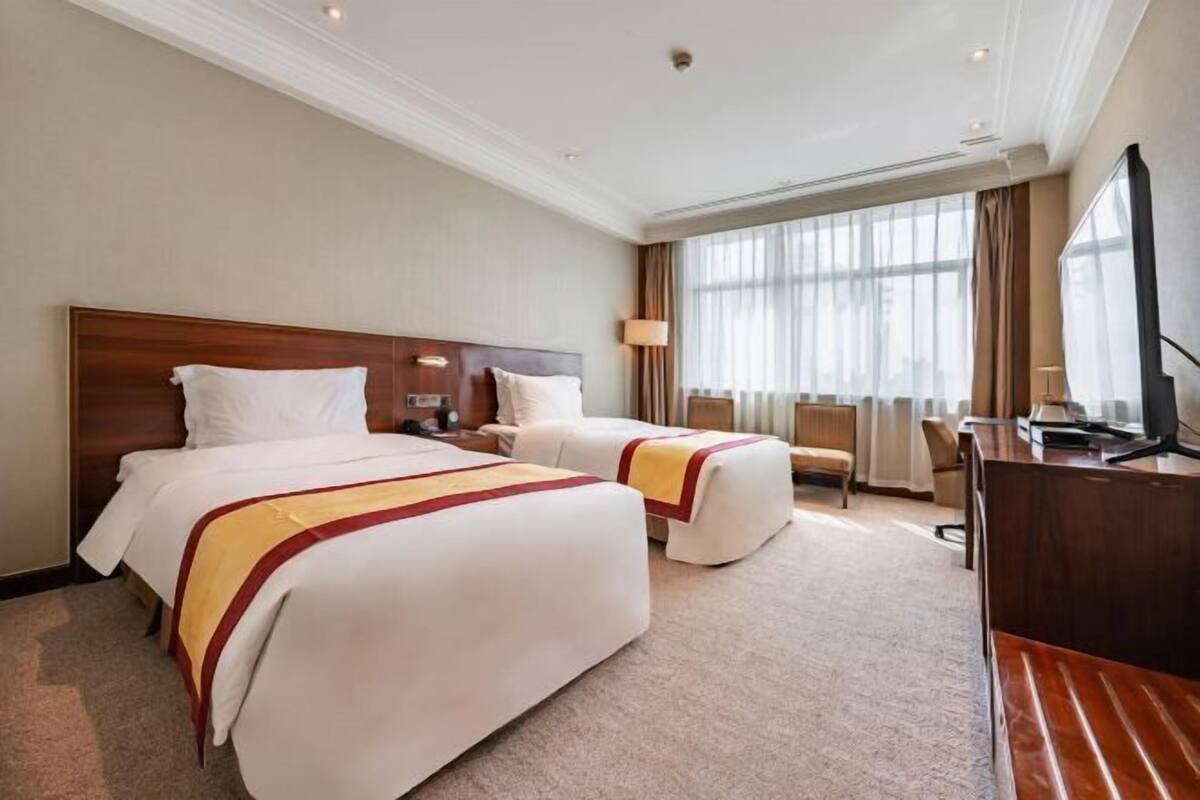 Minibar, in-room safe, alarm clocks