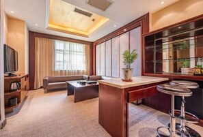 Minibar, caja de seguridad en la habitación y despertador 