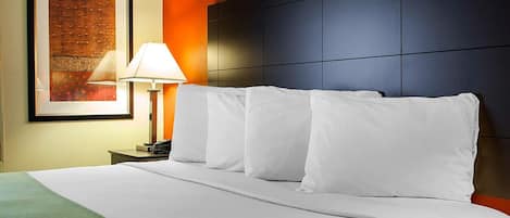 Surmatelas, bureau, rideaux occultants, fer et planche Ă repasser