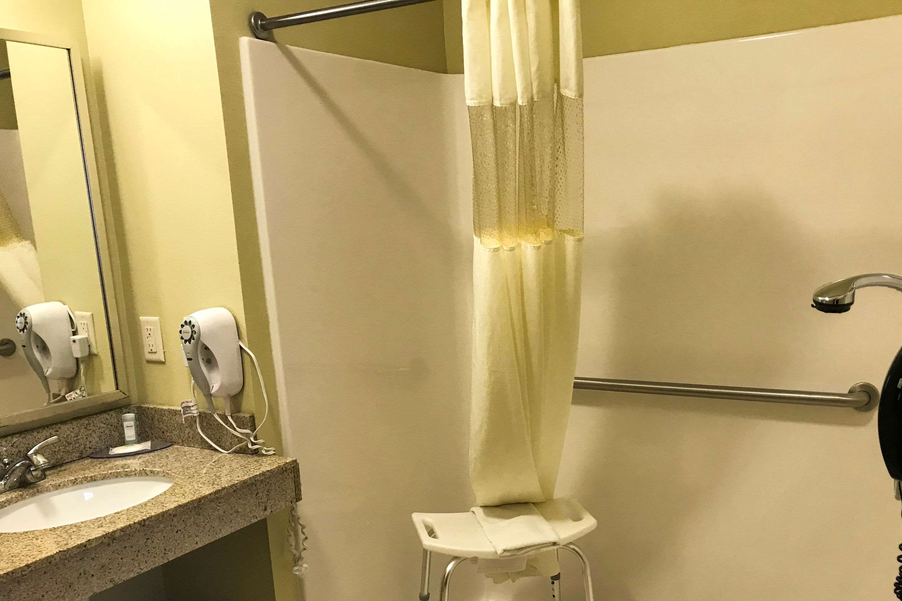 combined shower/bathtub, hair dryer, towels