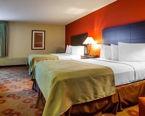 Pillowtop beds, desk, blackout drapes, free WiFi - Suburban Studios Cedar Falls (Cedar Falls)