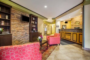 Lobby sitting area - Suburban Studios Cedar Falls (Cedar Falls)
