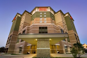 Konaklama yerinin ön cephesi - akşam/gece