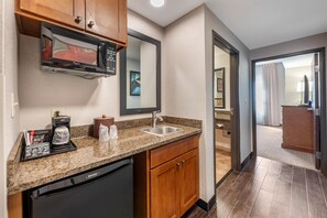 Skrivbord, mörkläggningsgardiner och strykjärn/strykbräda