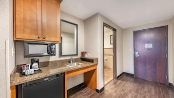 Escritorio, cortinas blackout y tabla de planchar con plancha