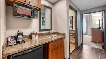 Escritorio, cortinas blackout y tabla de planchar con plancha