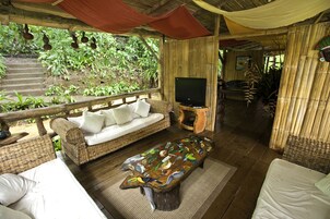 Caja de seguridad en la habitación y muebles diferentes