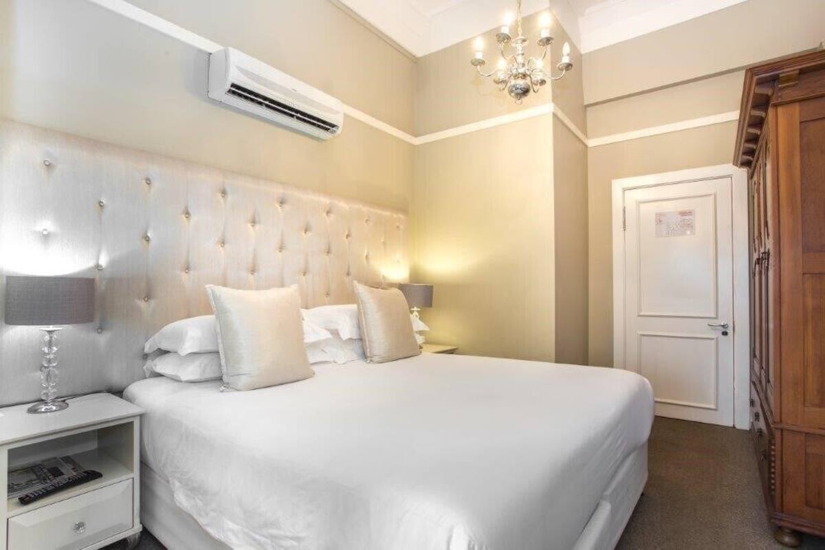 ห้องลักซ์ชัวรี่ดับเบิล | เครื่องนอนระดับพรีเมียม, ตู้นิรภัยในห้องพัก, โต๊ะทำงาน, ผ้าม่านกันแ  สง