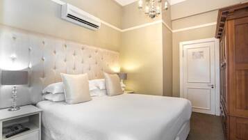 Quarto casal superluxo | Roupas de cama premium, cofres nos quartos, individualmente decorados
