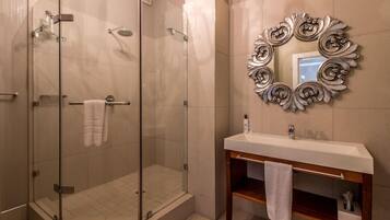 Een regendouche, designer toiletartikelen, een haardroger, handdoeken