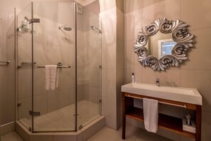 Rainfall showerhead, designer toiletries, hair dryer, towels - The Saint James on Venice Luxury Guest House (Durban)