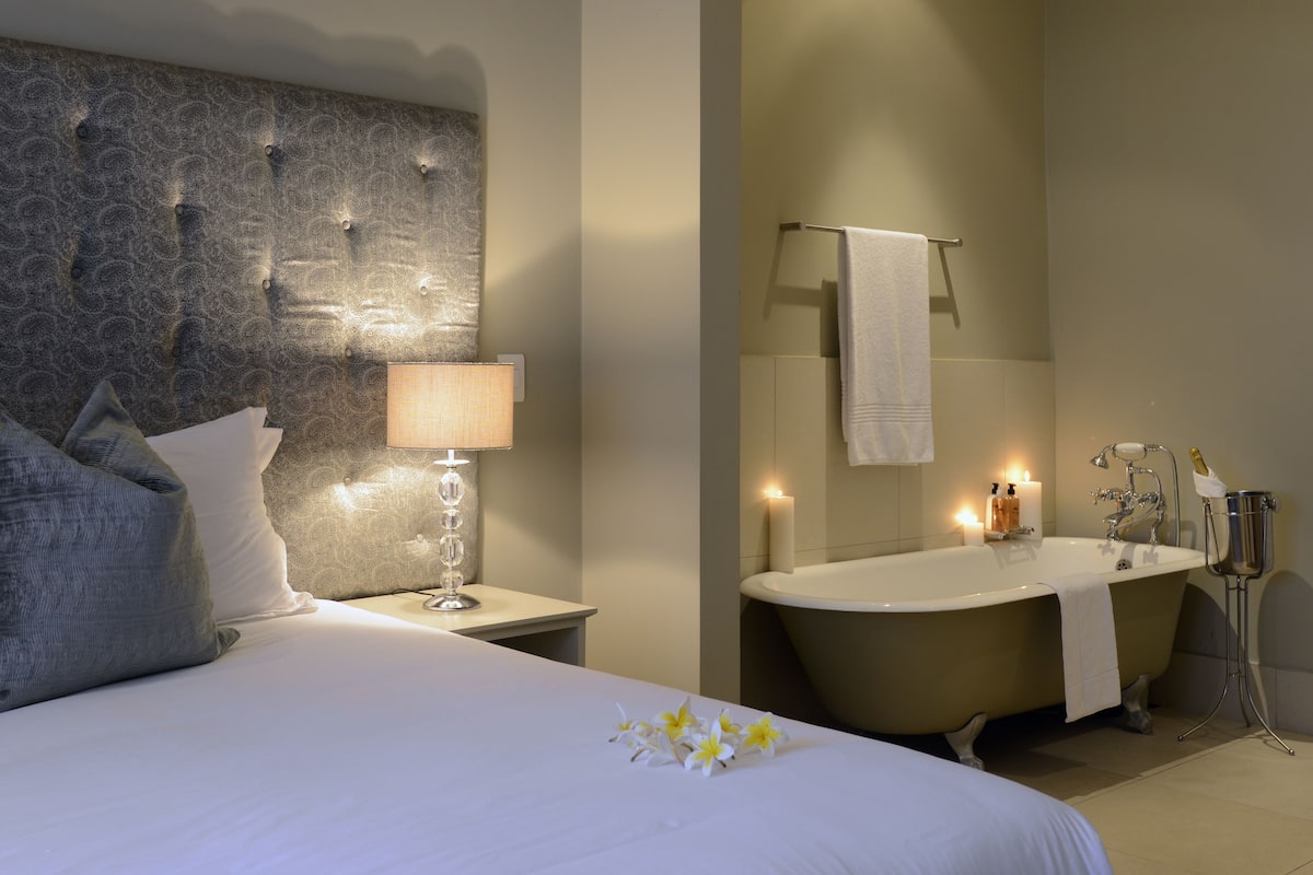 premium bedding, in-room safe, individually decorated