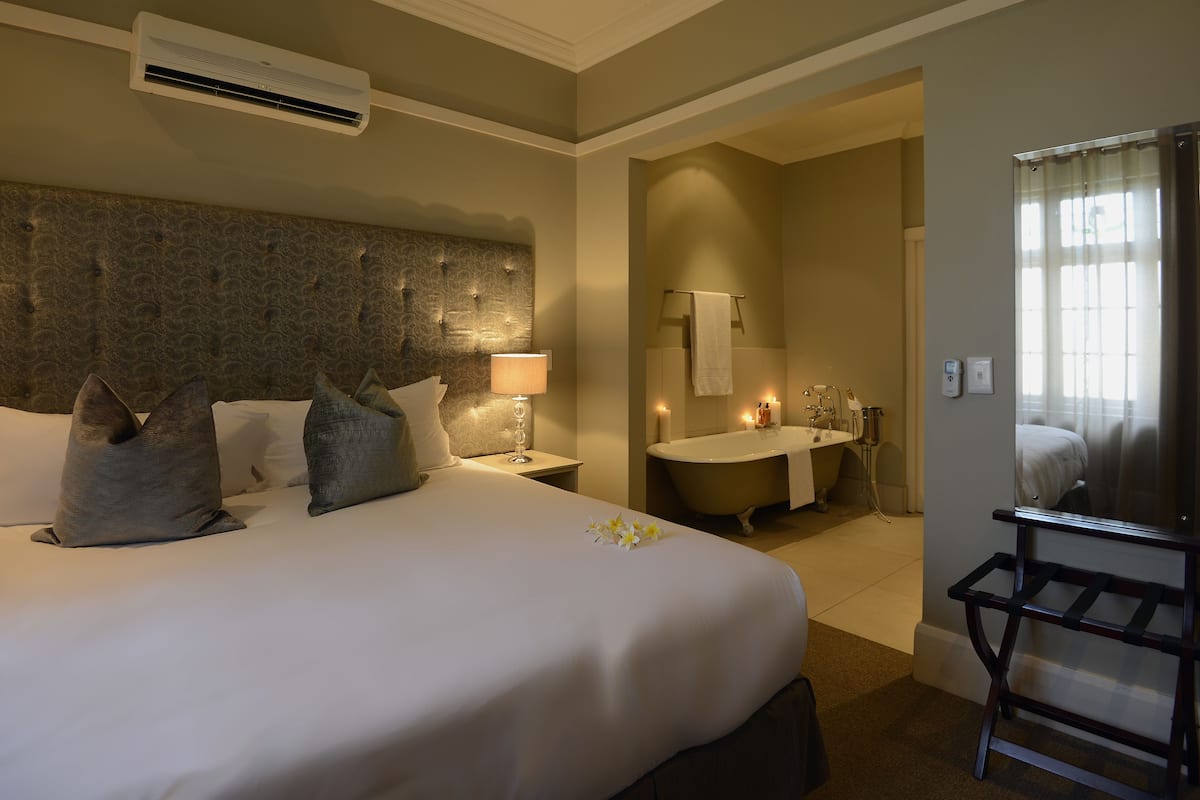 premium bedding, in-room safe, individually decorated