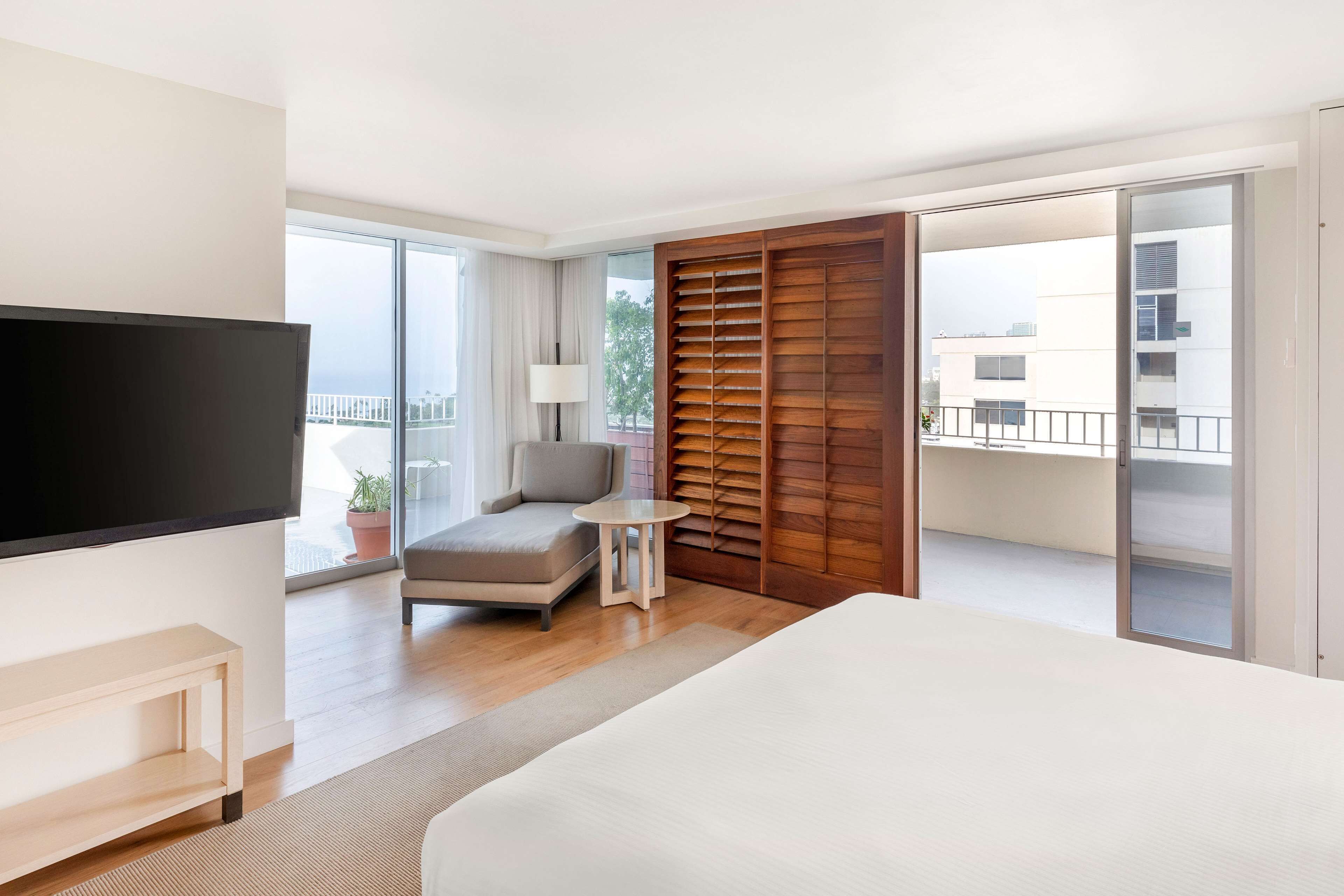 1 Bedroom Oceanfront King Penthouse Suite | In-room safe, desk, laptop workspace, iron/ironing board