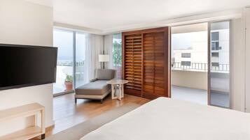1 Bedroom Oceanfront King Penthouse Suite | In-room safe, desk, laptop workspace, iron/ironing board